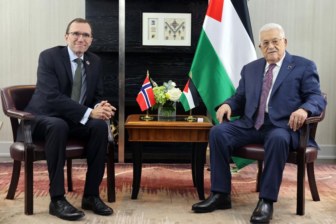 الرئيس محمود عباس خلال لقائه وزير خارجية النرويج إسبن بارث إيدي (تصوير: ثائر غنايم)